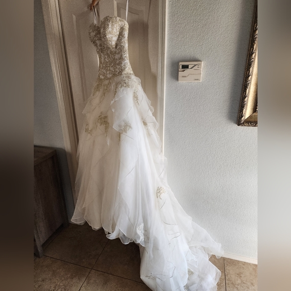 Alfred Angelo Sapphire 899 Wedding Dress - Picture 4 of 17